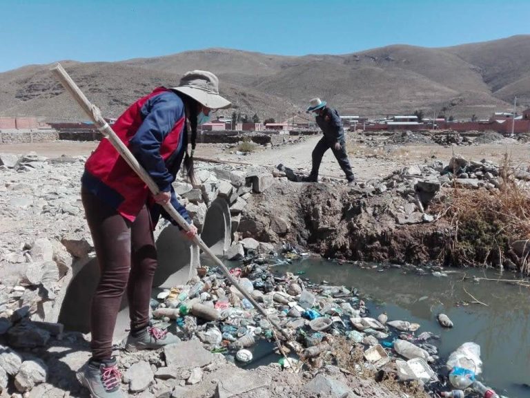 Removing-rubbish-to-plant-totoras-At-the-back-is-the-Vito-community_Photo-by-Uru-Uru-Team